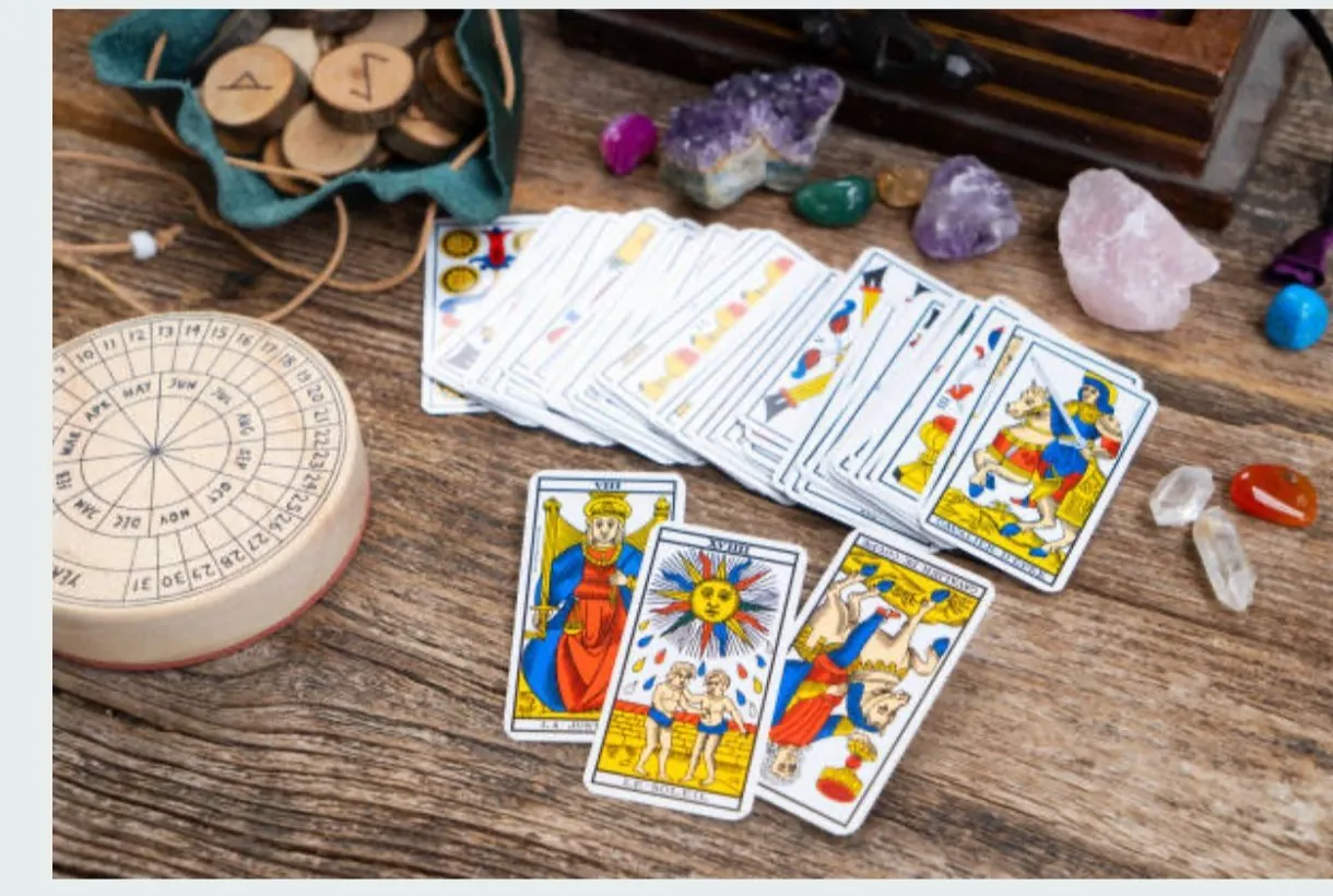Cărți tarot și cristale spirituale