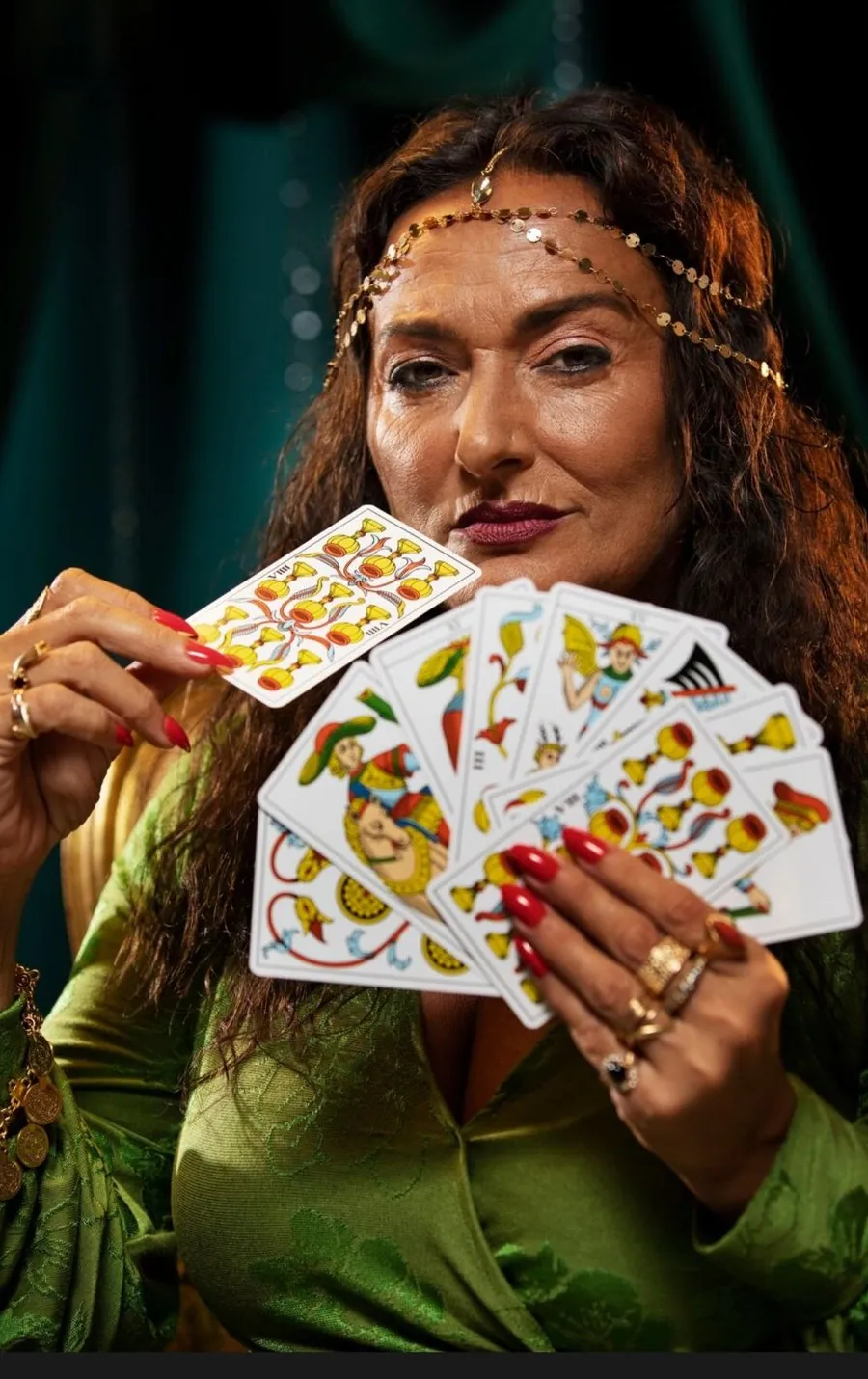 Vrăjitoarea Maestra cu cărți tarot